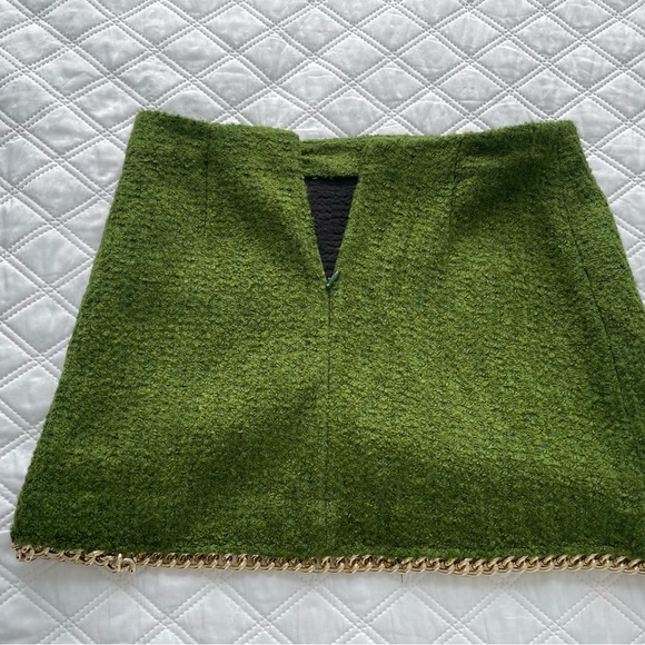 Zara Green Mini Skirt with Gold Chain Accent - Picture 2 of 6